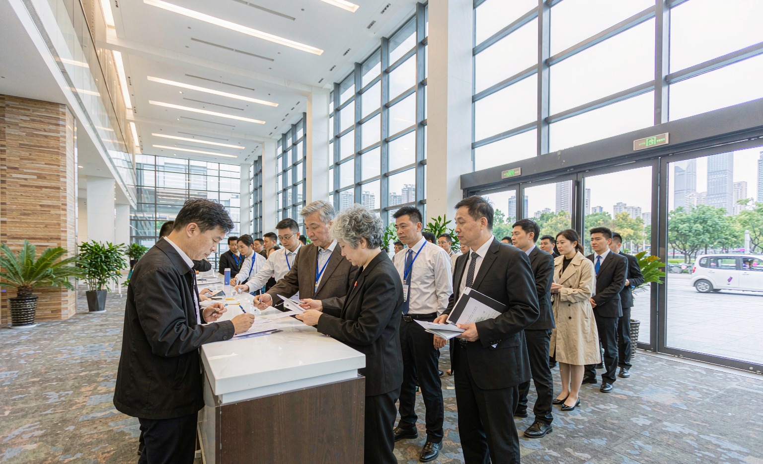 How to register for Canton Fair as an overseas buyer: badge counter, invitation letter and visa steps at the Guangzhou Pazhou complex