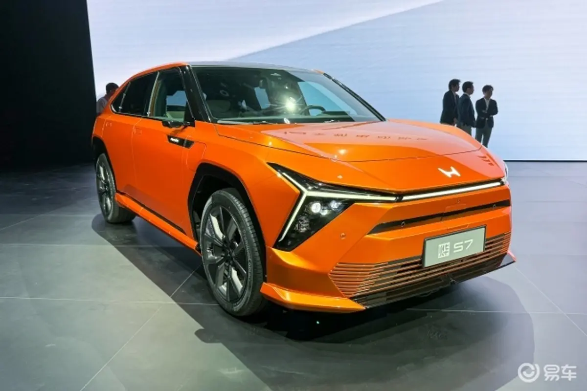DF Honda S7 2025 orange EV SUV on display at auto show — real exhibition photo showing front grille design, LED headlight signature, S7 badge and Honda branding for global importer reference
