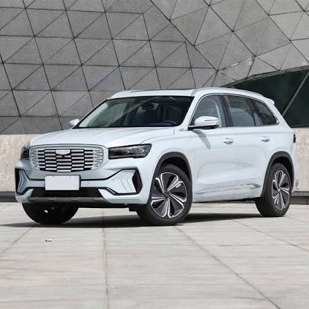 Geely Xingyue L Monjaro white exterior front three-quarter view — 2.0TD AWD Flagship mid-size SUV with energy volcano grille and multi-spoke alloy wheels, available for export from Globalucar Nansha Port