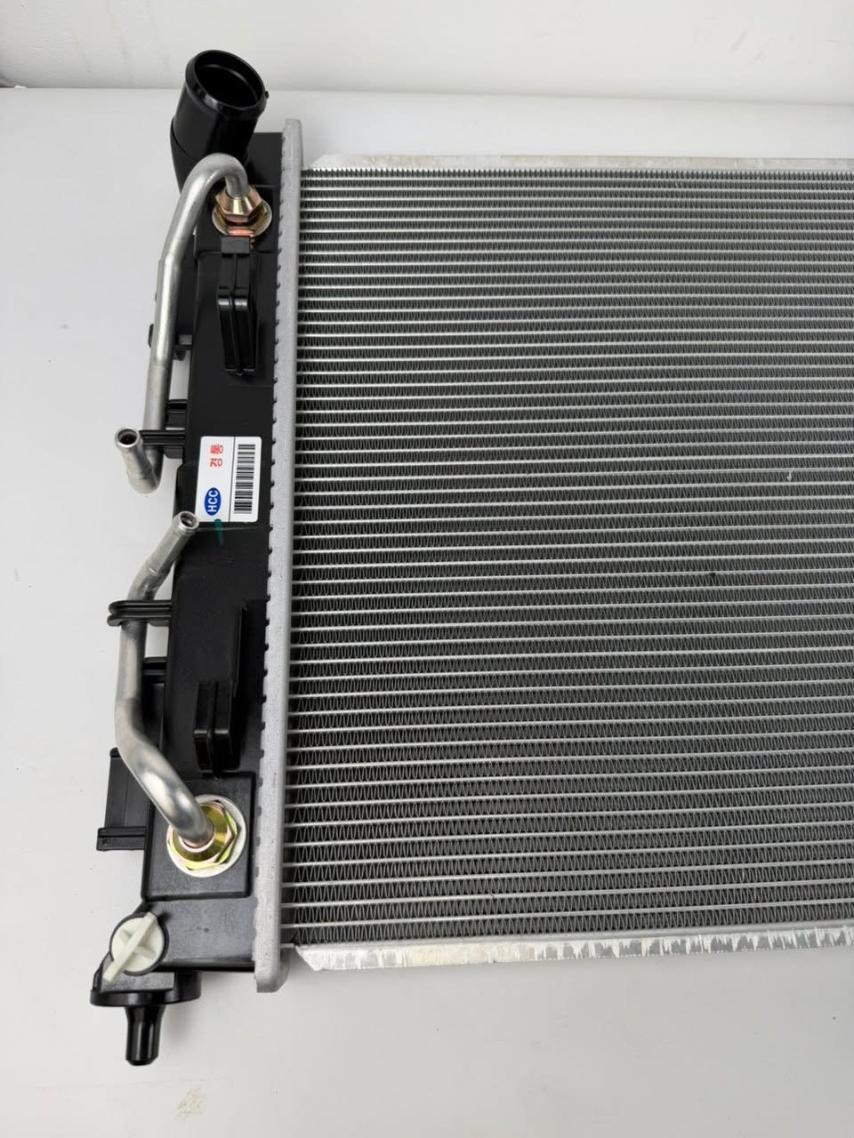 Hyundai Kia radiator with HMC OEM tag — OEM-grade cooling parts: AC compressor 97701-2S600, condenser 97606-2S600, radiator 25310-2S500, Kingmay Auto Parts wholesale for Saudi Arabia UAE Qatar