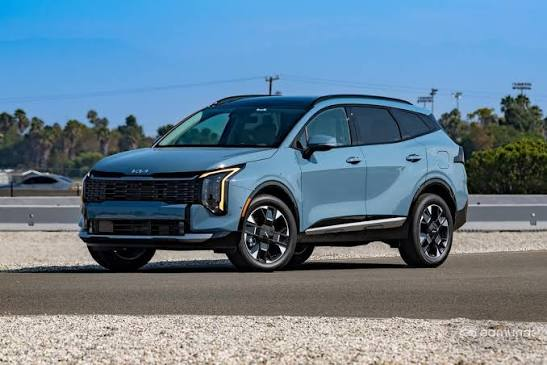 2026 Kia Sportage light blue side profile — compact SUV with panoramic roof, 18-inch alloy wheels, FOB Nansha export from China via Globalucar