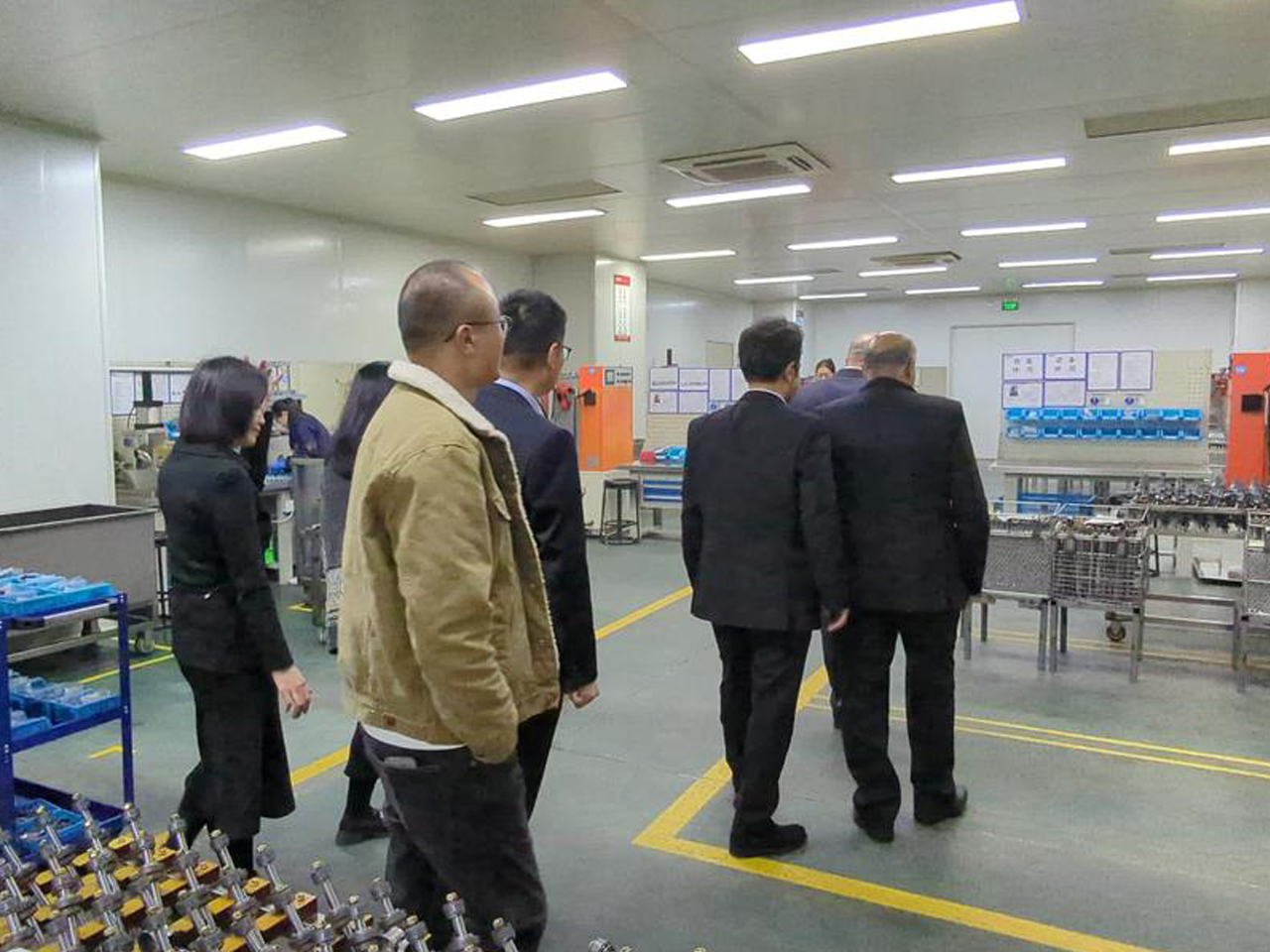 Group photo with international car buyers after successful factory visit